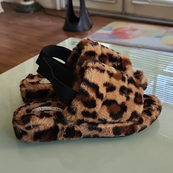 NWOT- Jessica Carlyle Fuzzy Sandals - Picture 1 of 5